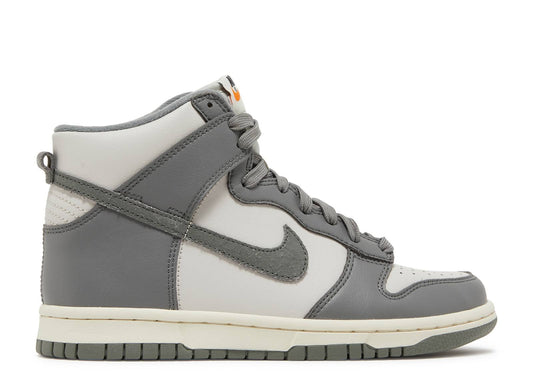 Dunk High SE GS Light Bone Tumbled Grey